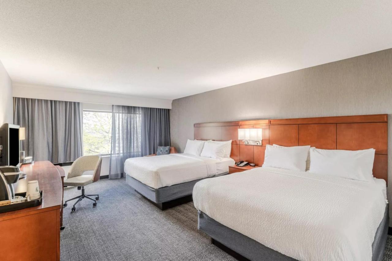 Отель Courtyard Burlington Williston Экстерьер фото