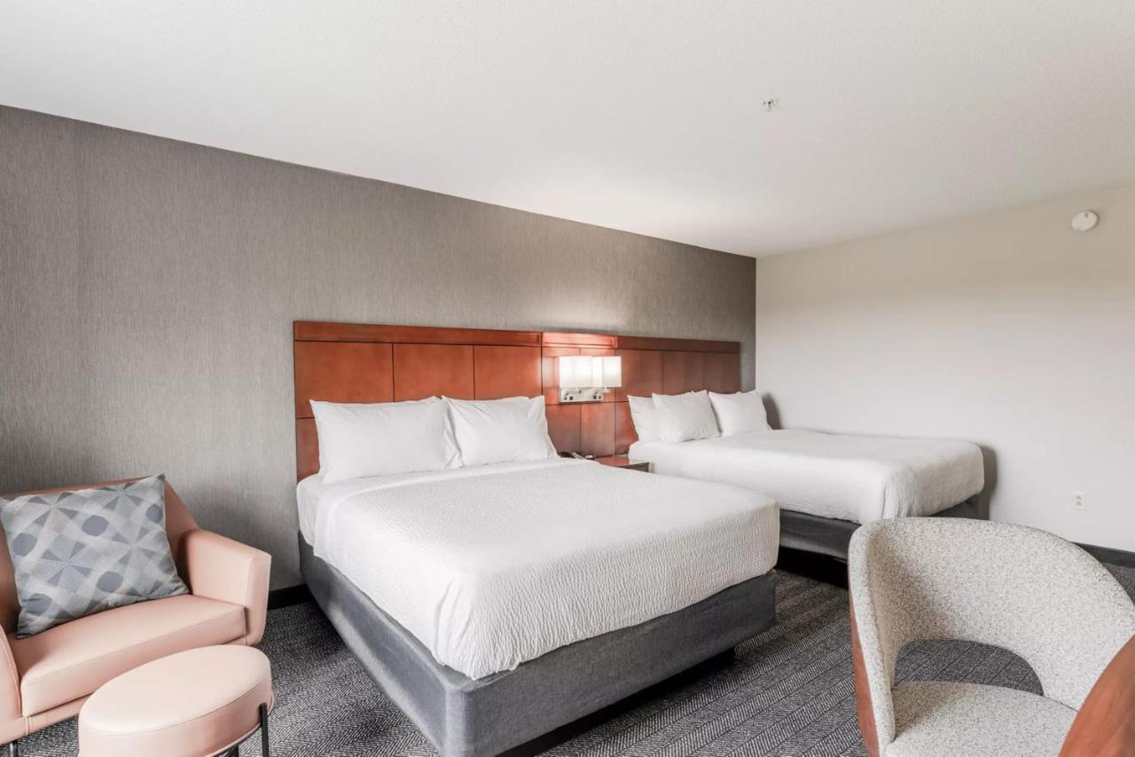 Отель Courtyard Burlington Williston Экстерьер фото