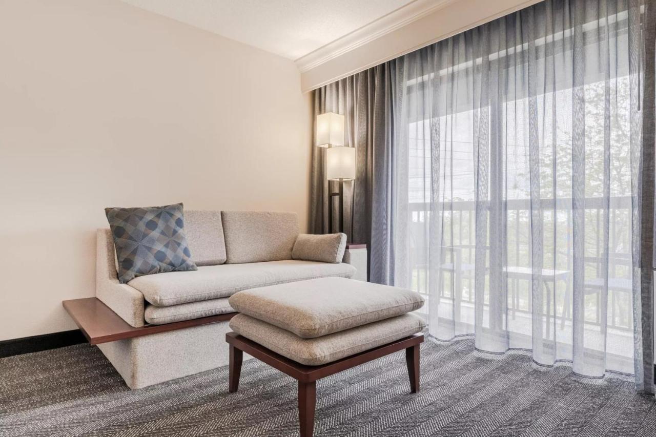 Отель Courtyard Burlington Williston Экстерьер фото