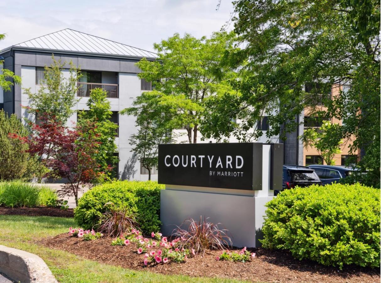 Отель Courtyard Burlington Williston Экстерьер фото