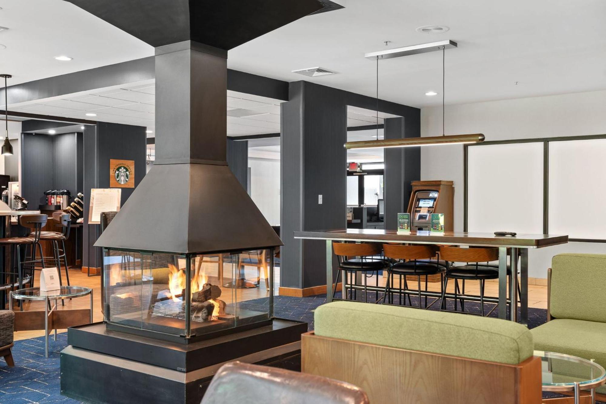 Отель Courtyard Burlington Williston Экстерьер фото