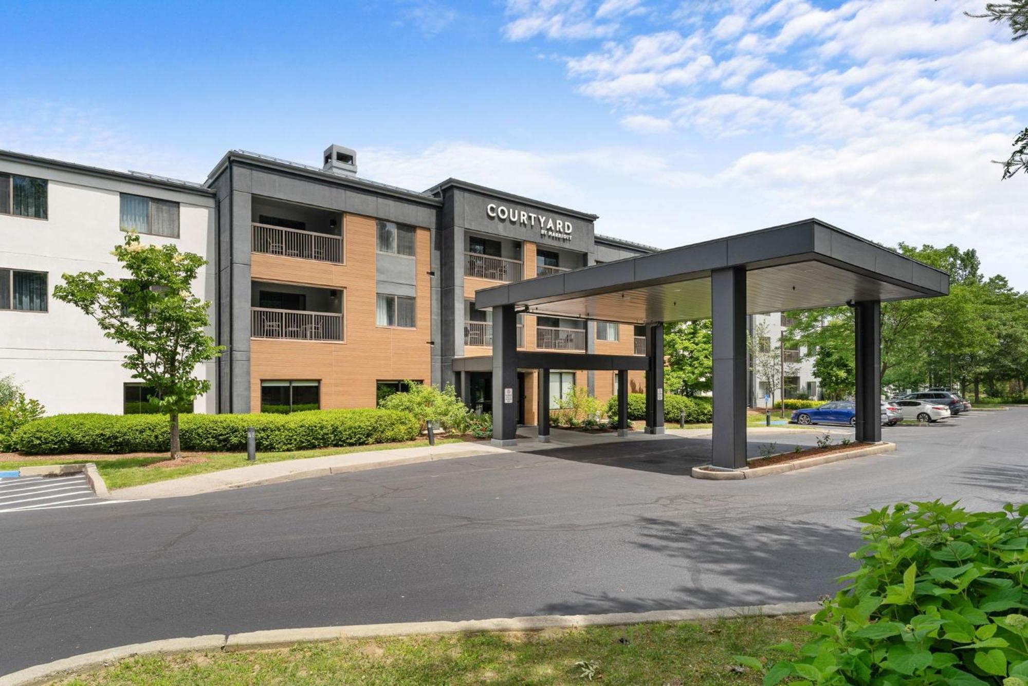 Отель Courtyard Burlington Williston Экстерьер фото