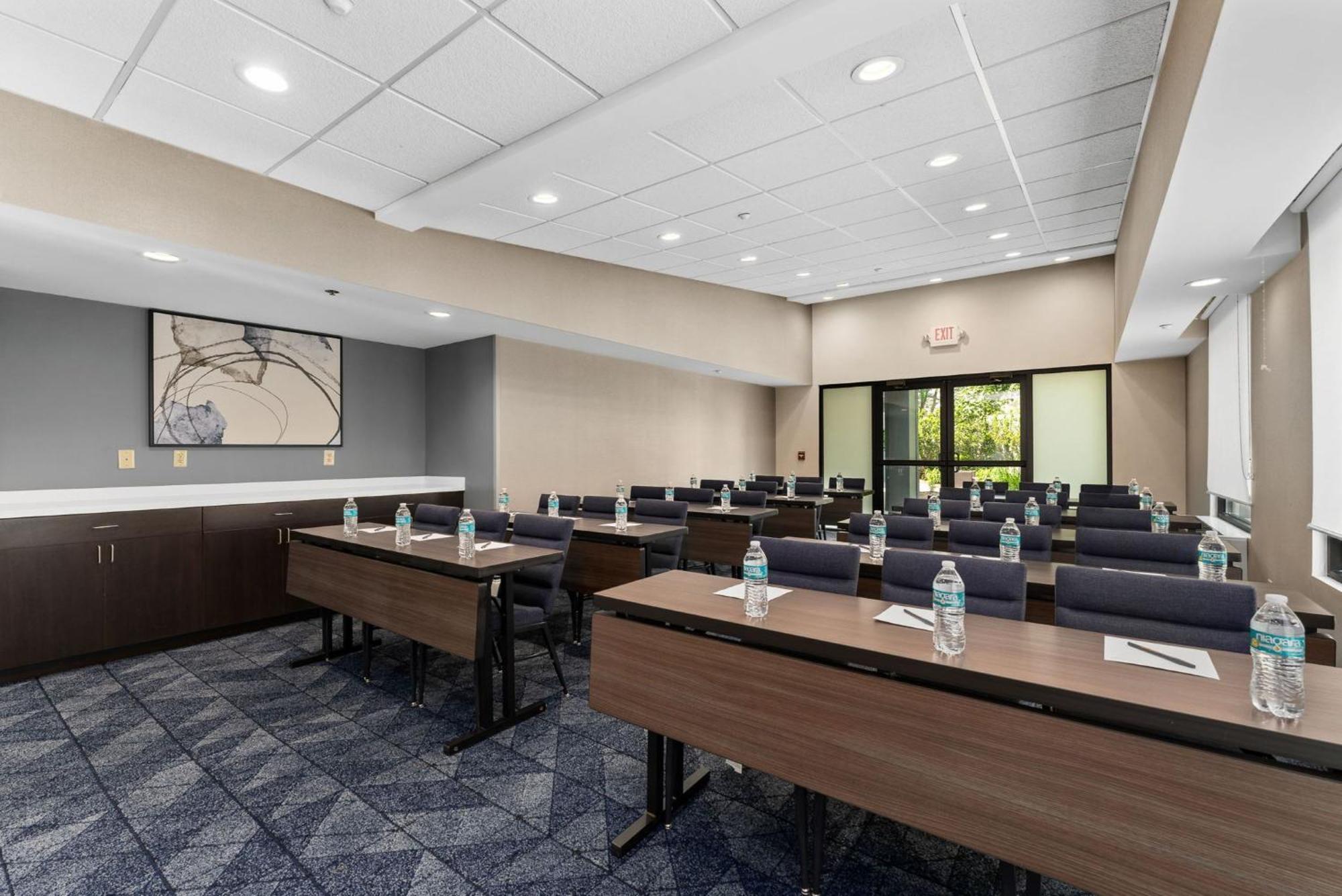 Отель Courtyard Burlington Williston Экстерьер фото