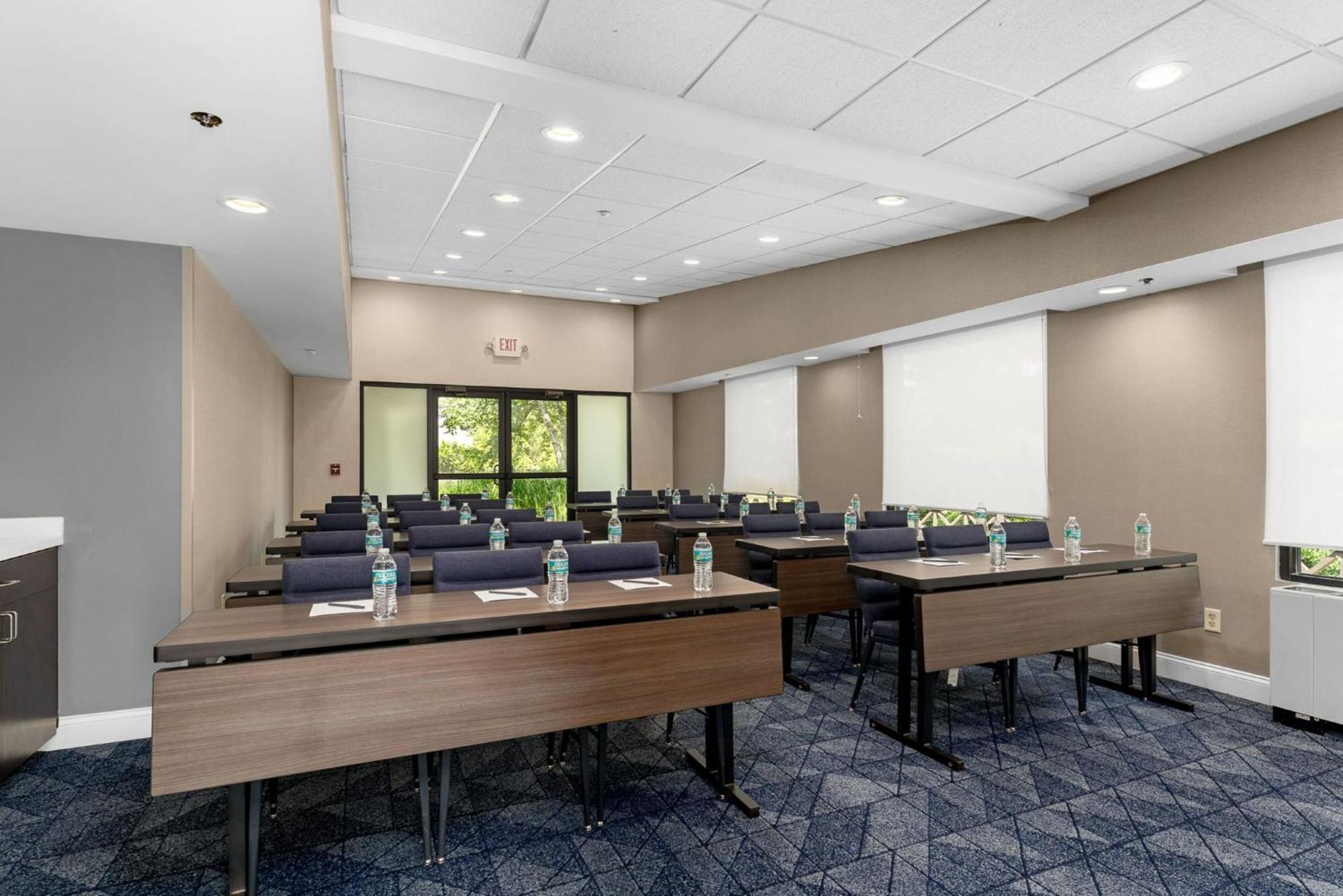 Отель Courtyard Burlington Williston Экстерьер фото