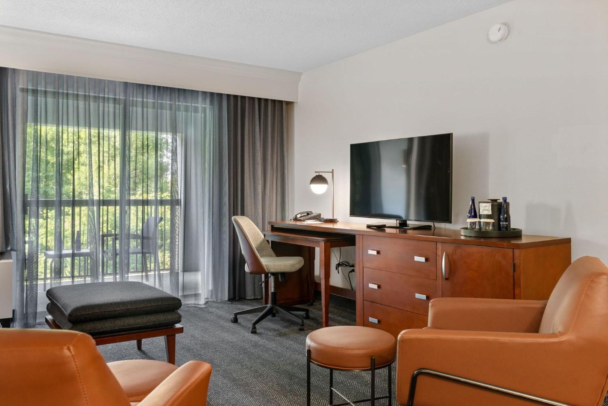 Отель Courtyard Burlington Williston Экстерьер фото
