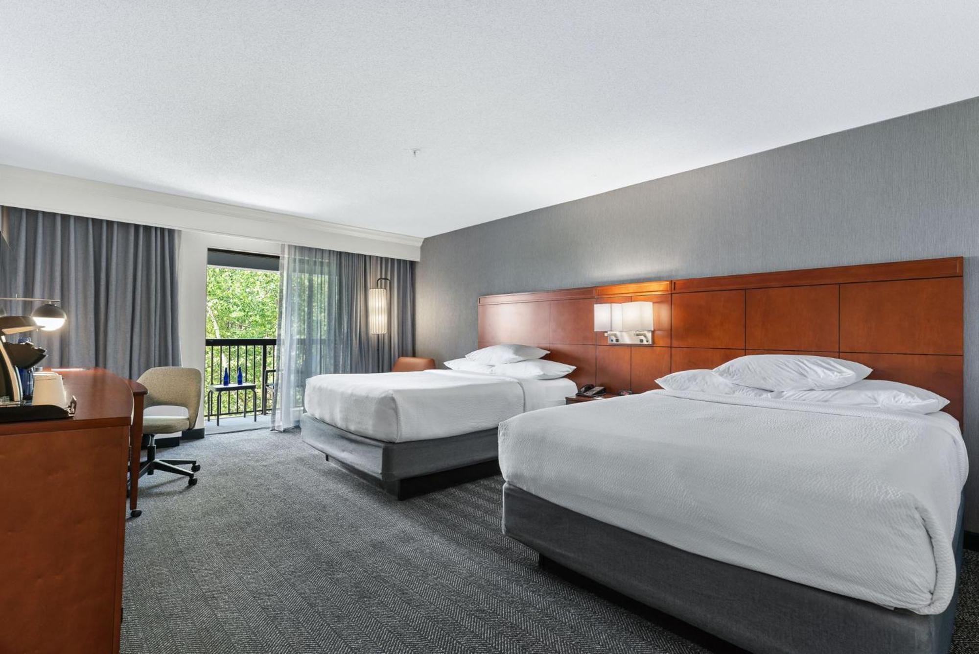 Отель Courtyard Burlington Williston Экстерьер фото