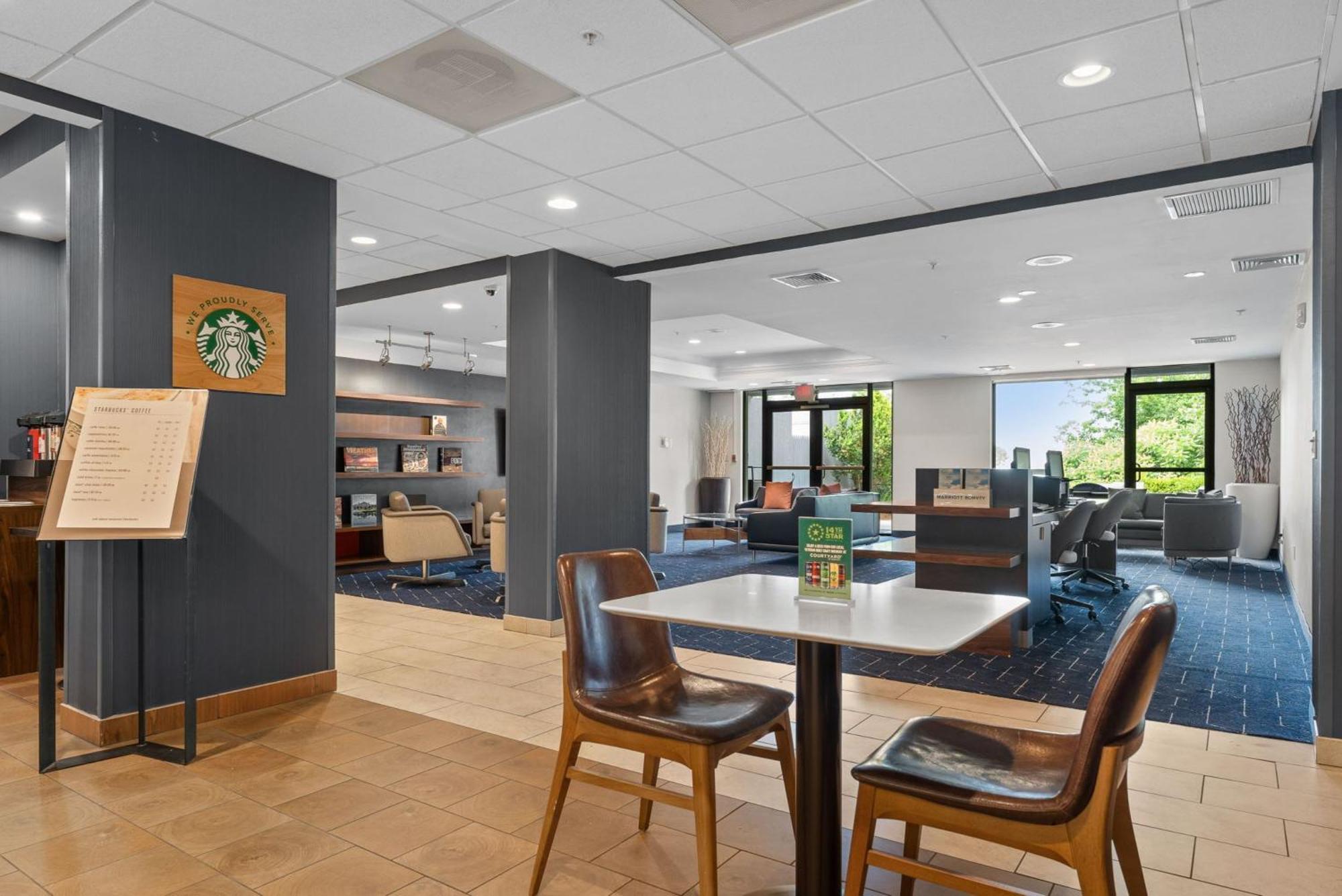 Отель Courtyard Burlington Williston Экстерьер фото