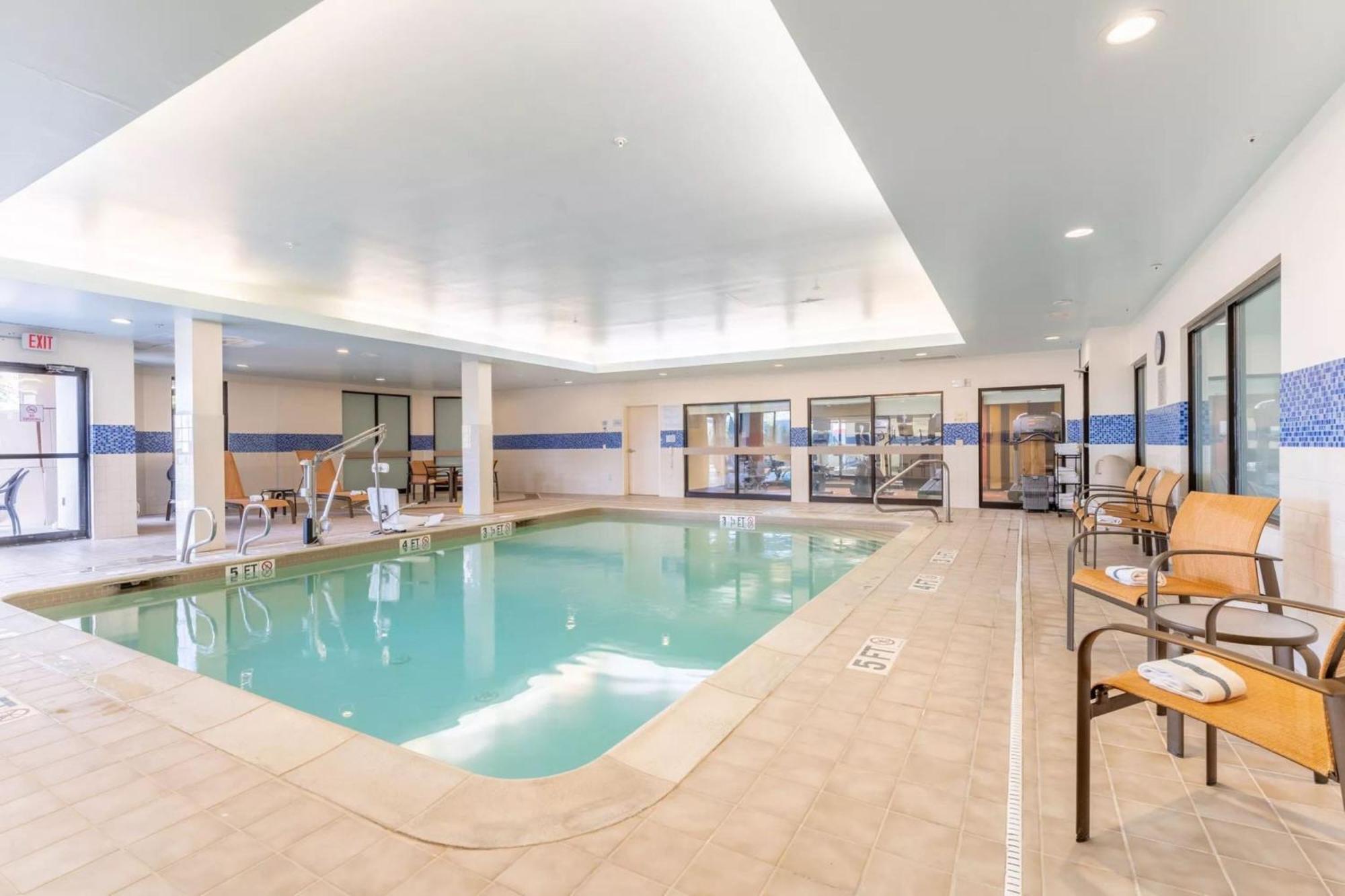 Отель Courtyard Burlington Williston Экстерьер фото