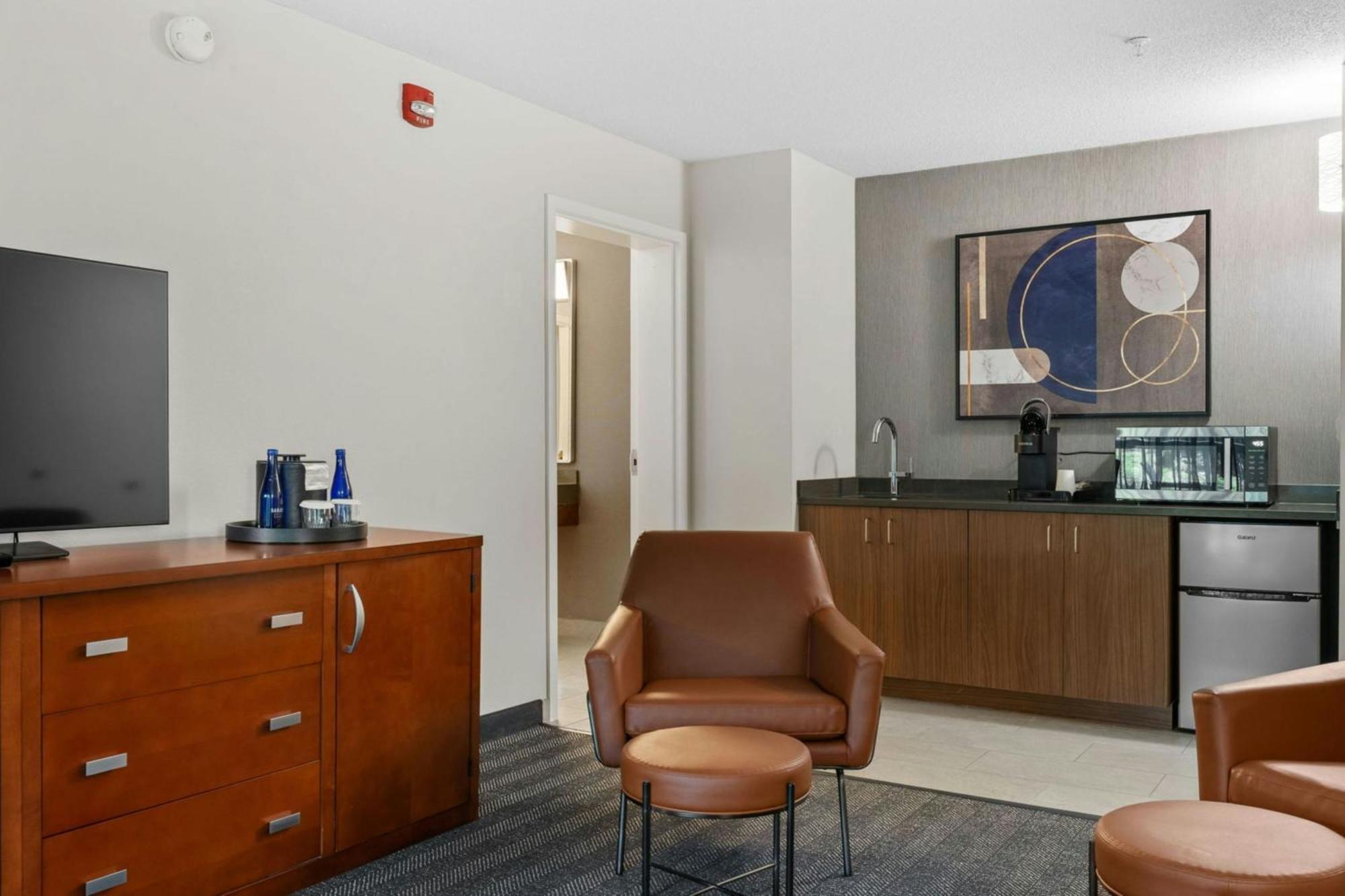 Отель Courtyard Burlington Williston Экстерьер фото