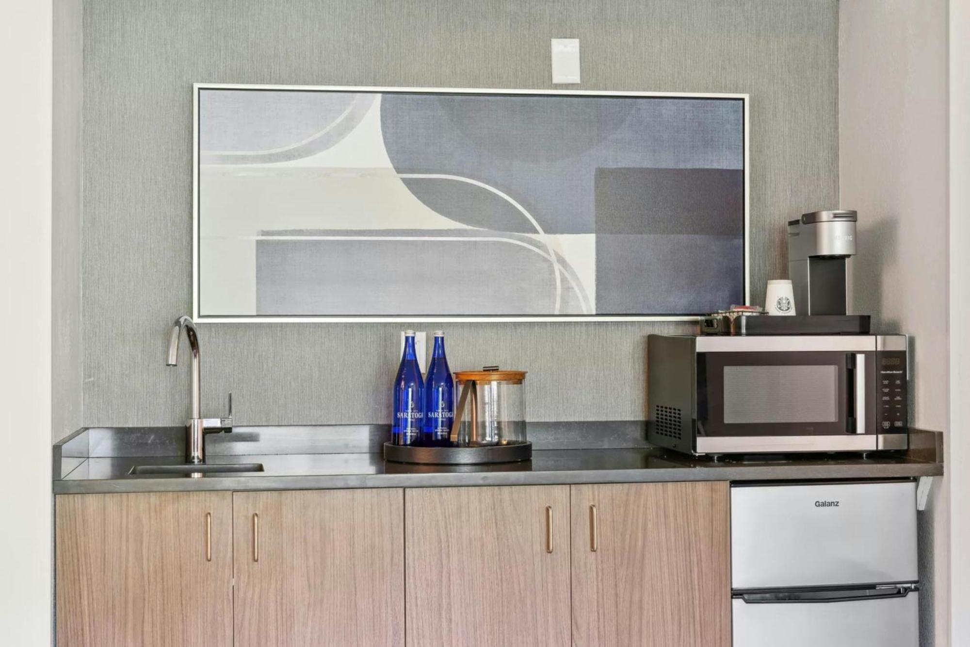 Отель Courtyard Burlington Williston Экстерьер фото