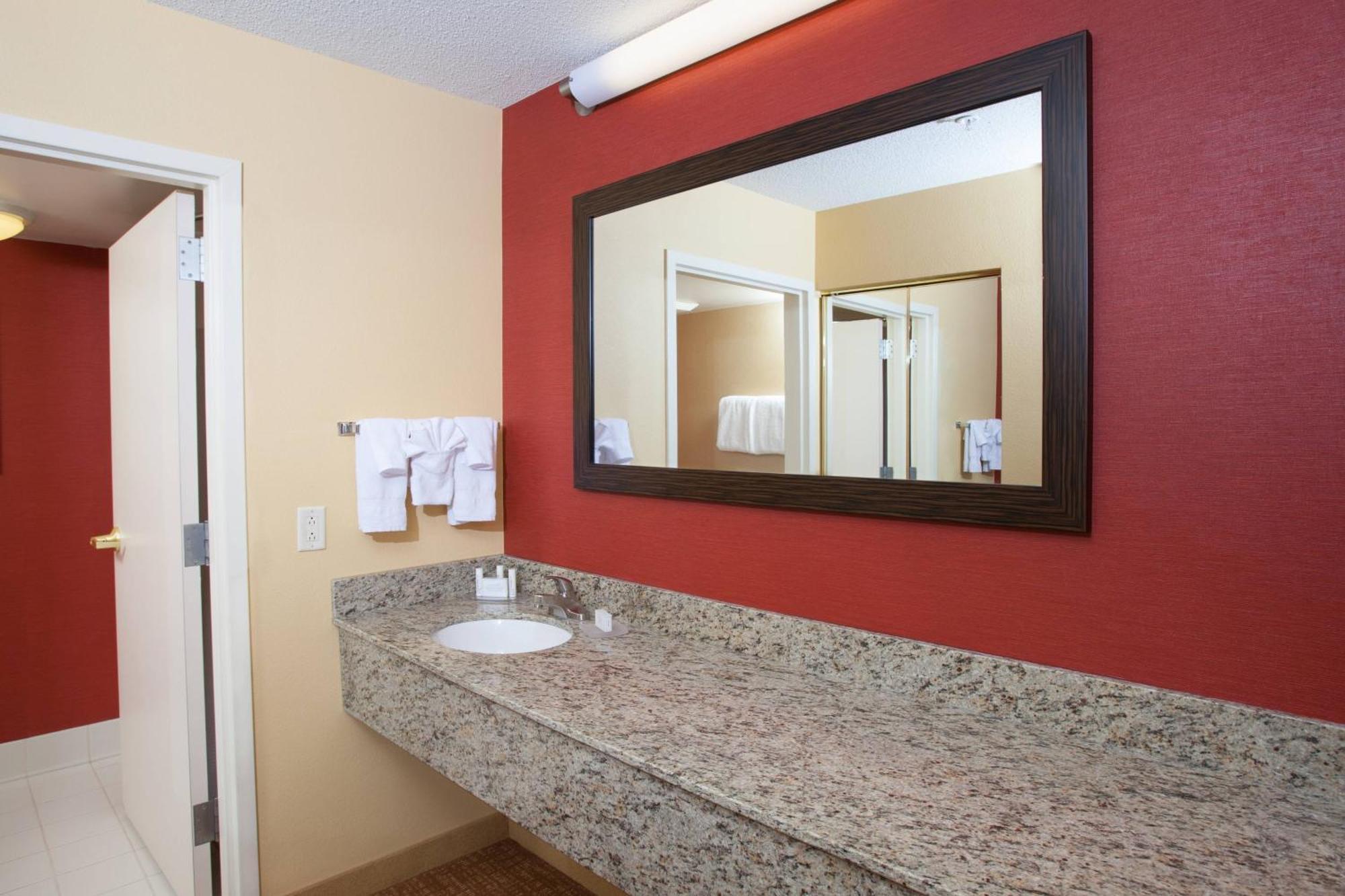 Отель Courtyard Burlington Williston Экстерьер фото