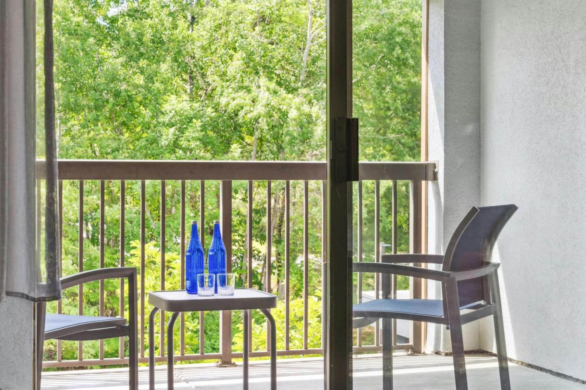 Отель Courtyard Burlington Williston Экстерьер фото