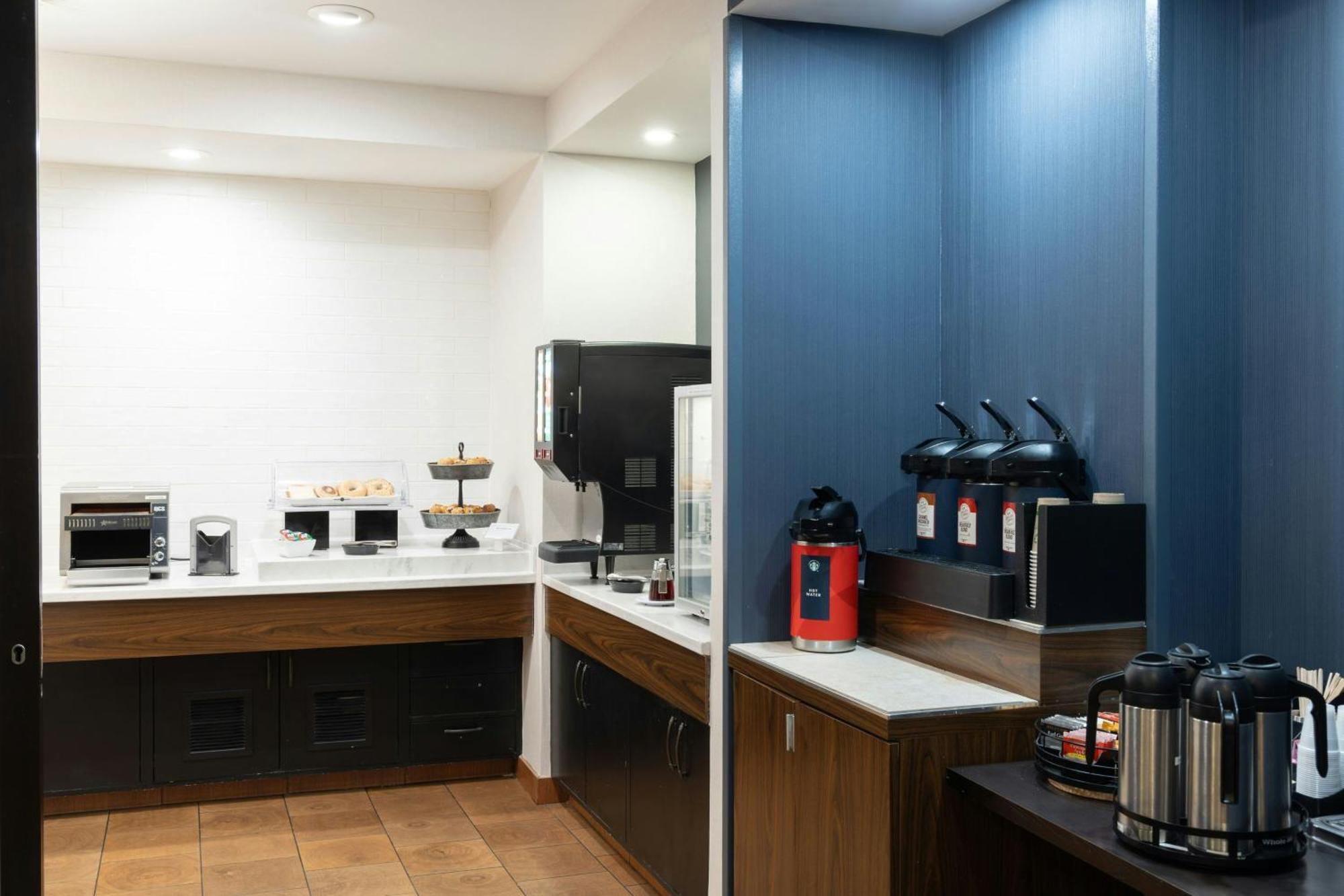 Отель Courtyard Burlington Williston Экстерьер фото