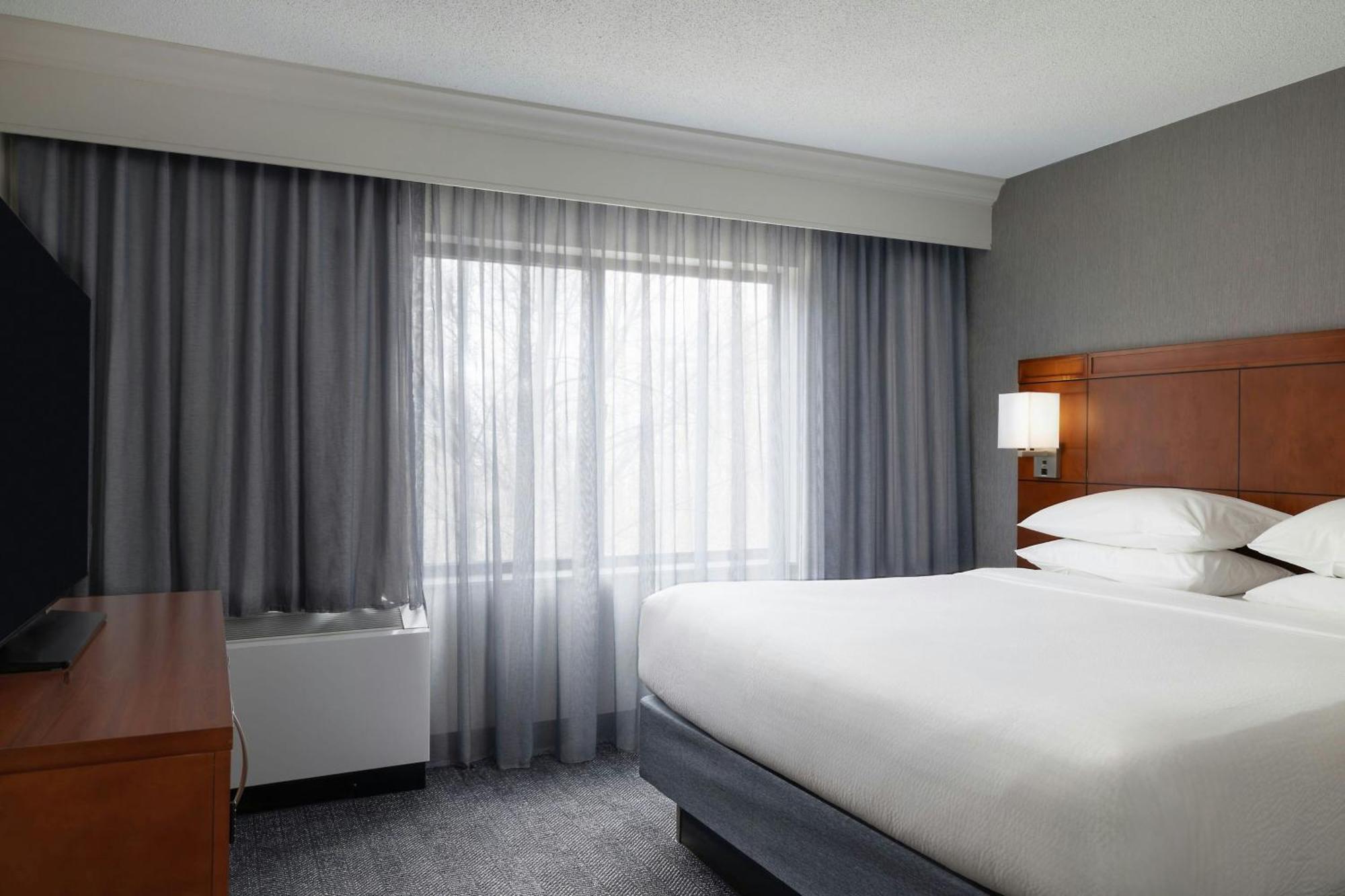 Отель Courtyard Burlington Williston Экстерьер фото