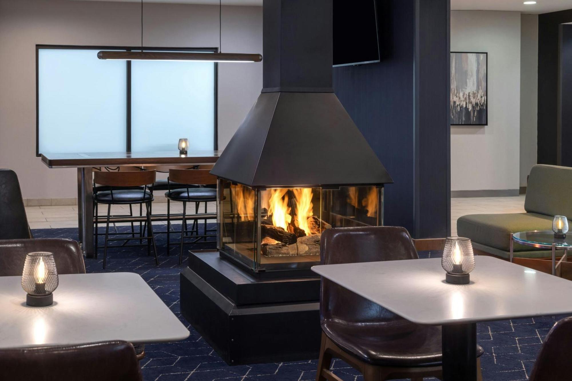 Отель Courtyard Burlington Williston Экстерьер фото