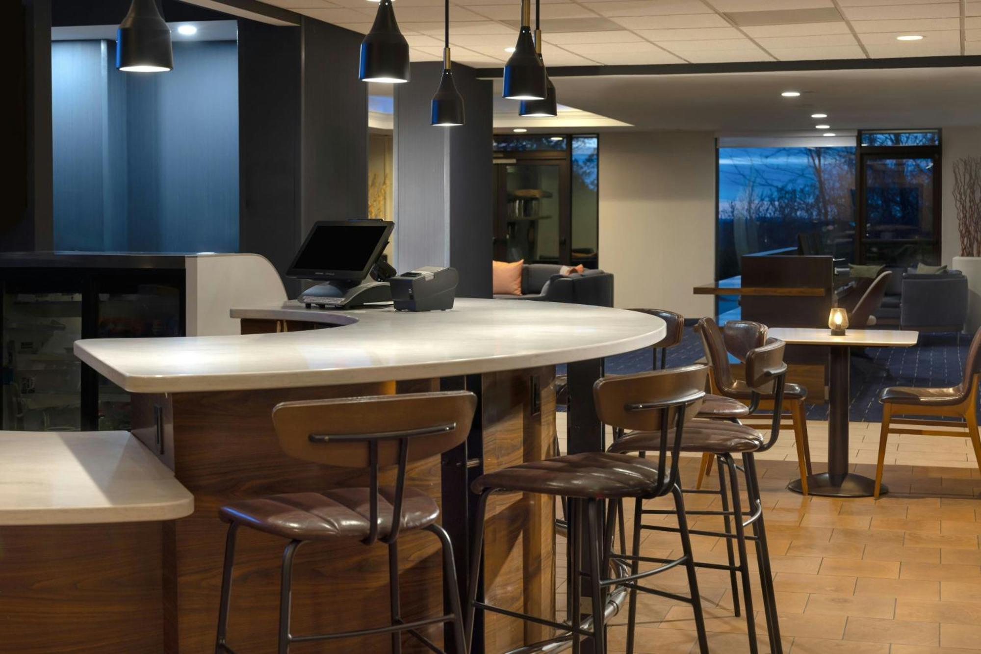 Отель Courtyard Burlington Williston Экстерьер фото