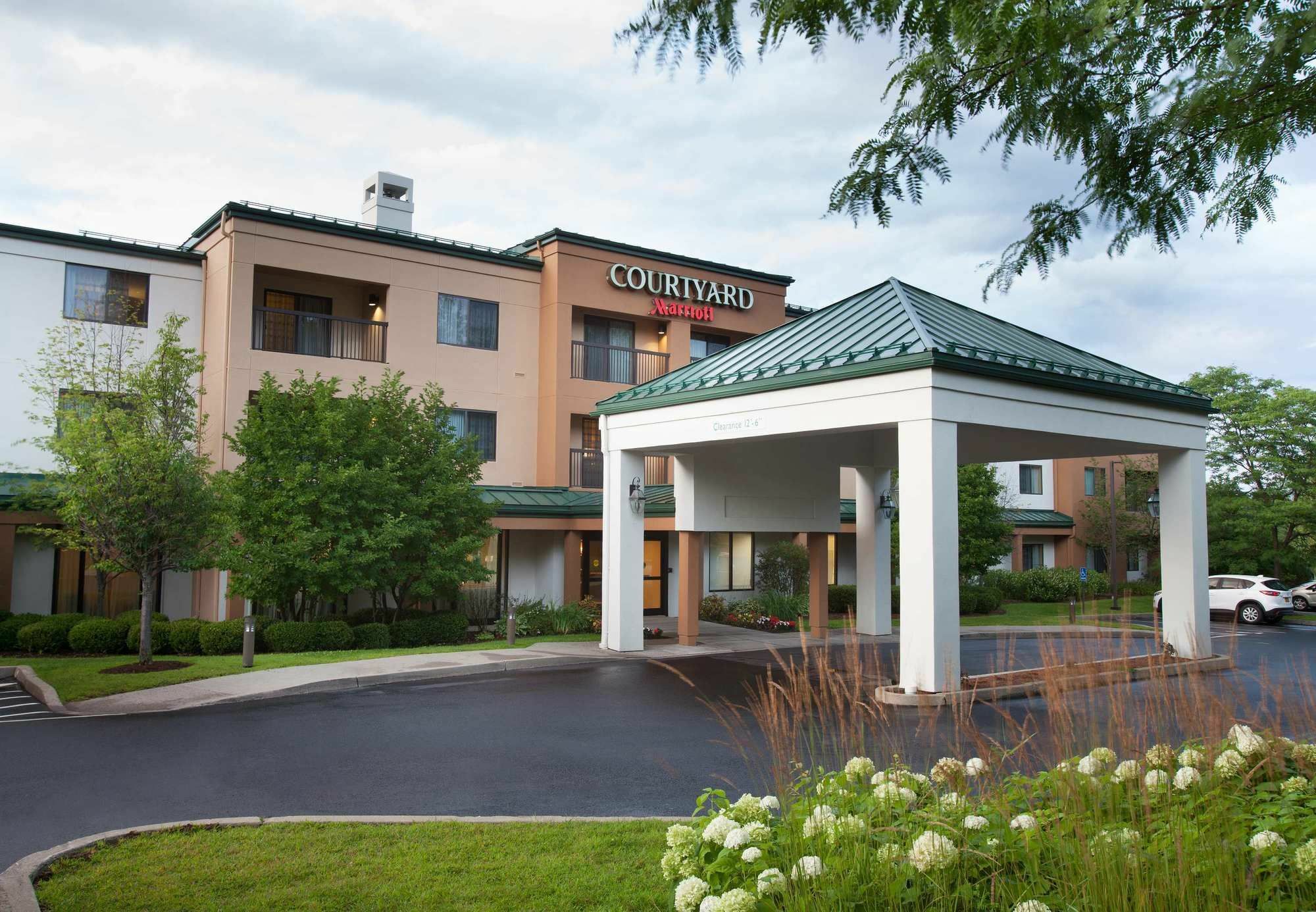 Отель Courtyard Burlington Williston Экстерьер фото